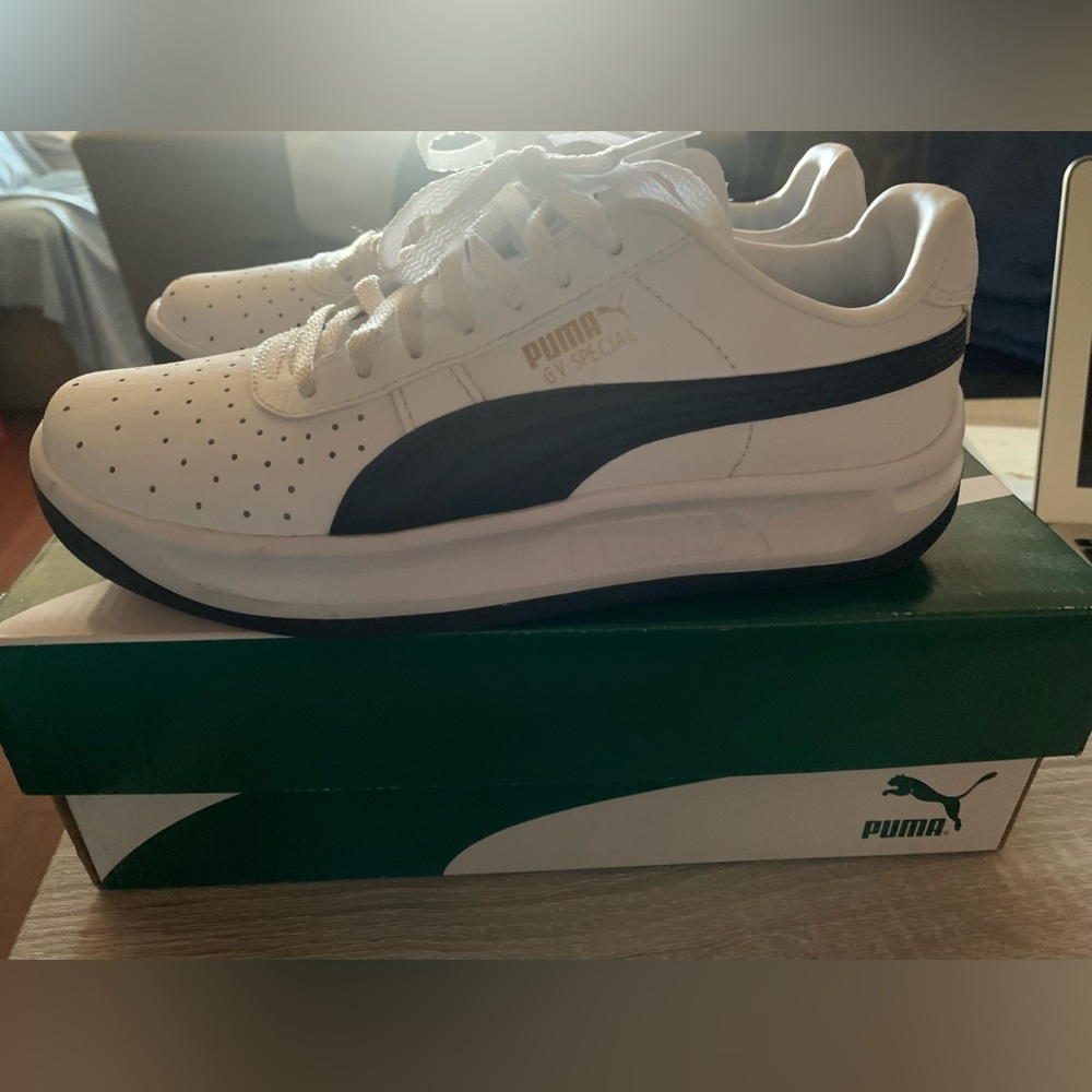 Puma sneakers like new!!